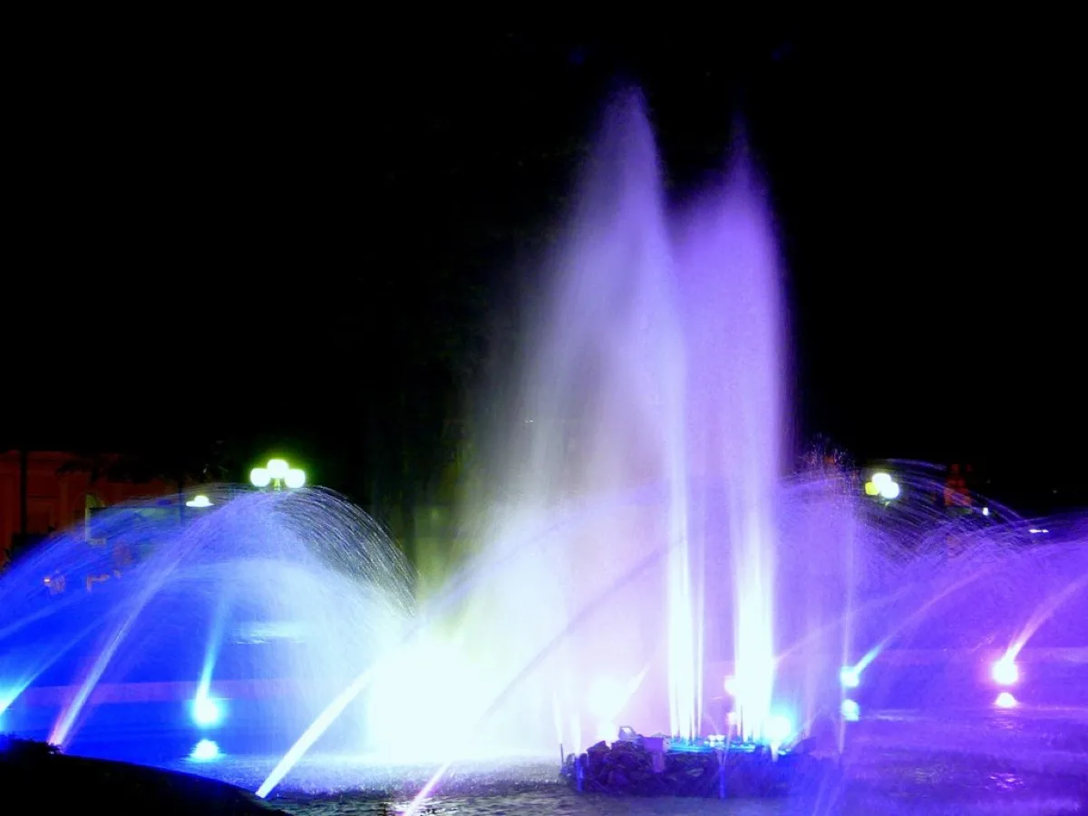 Fonte luminosa iluminada à noite no centro de Araras (SP)