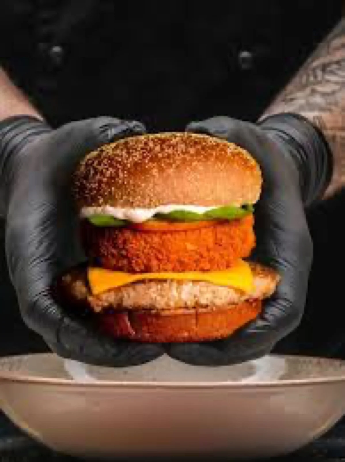 Hambúrguer artesanal bovino do World Burger, eleito o melhor hambúrguer de Araras pelo Guia Araras